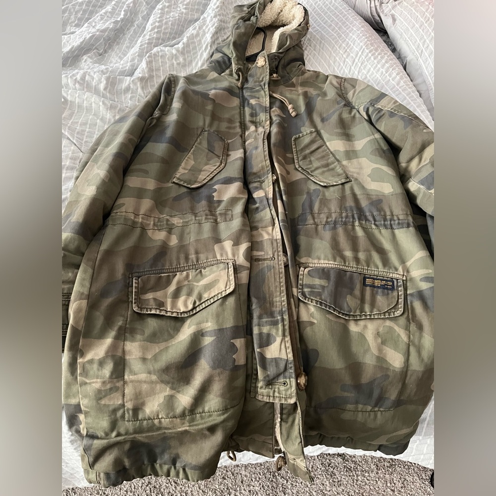 Womens Abercrombie winter coat size XL. Army print. Super warm and cute!